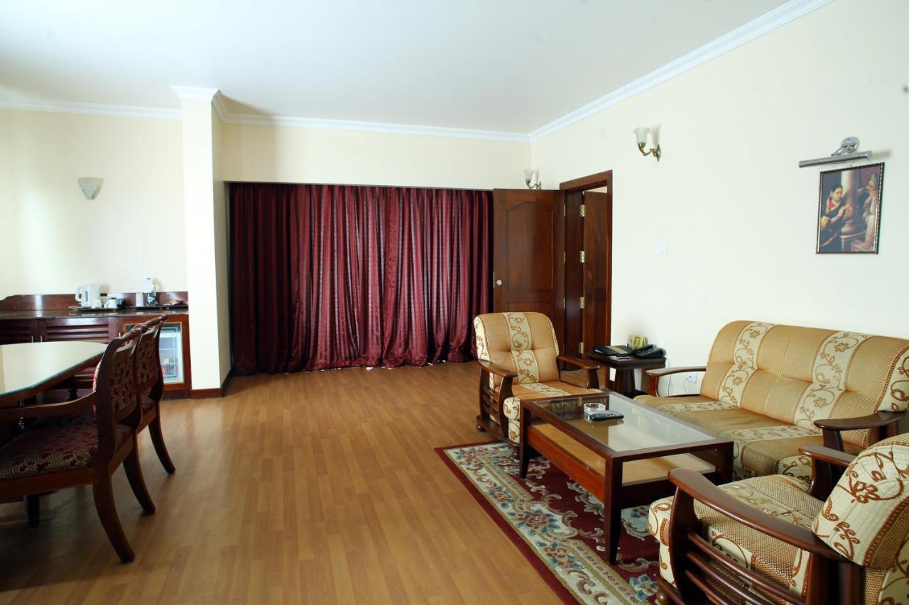 Joys Palace Hotel Thrissur Esterno foto